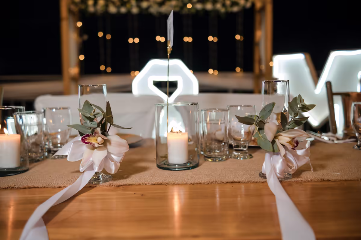 Mesa decorada con velas y orquídeas para una cena nocturna