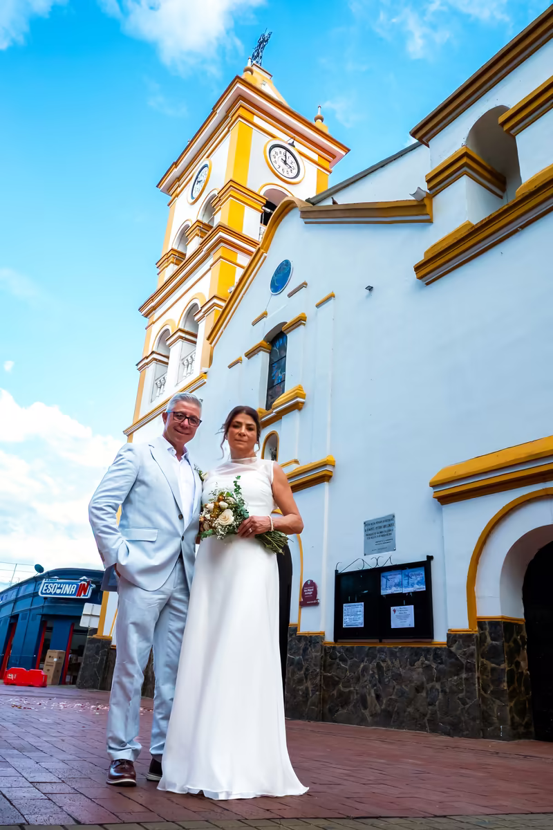 Los novios frente a la fachada de la iglesia después de la ceremonia