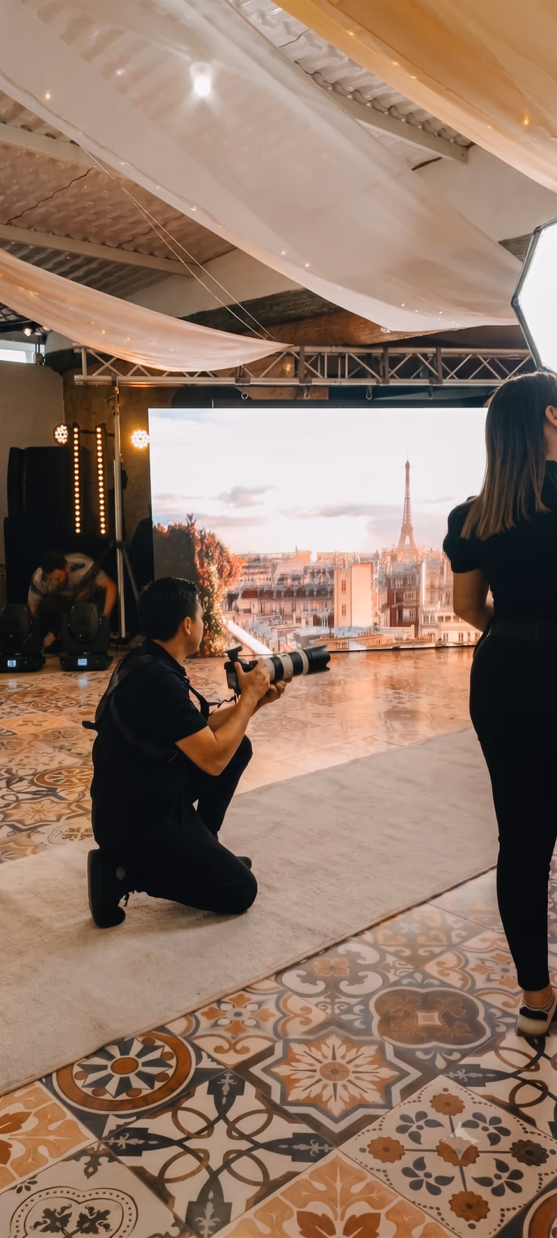 Fotógrafo del equipo tomando fotografías frente al telón de fondo de la fiesta