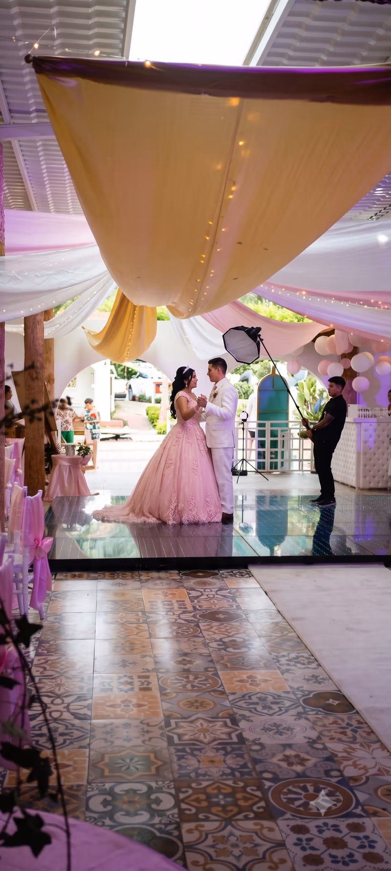 El vals de la quinceañera con su padre bajo el dosel iluminado de la pista
