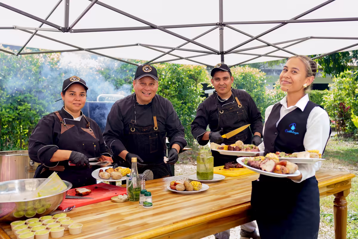 Equipo de Catthleya uniformado sirviendo los platos durante un evento